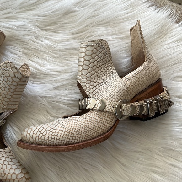 Freebird blade white croco booties with buckle accents size 8 runs big - Picture 3 of 8